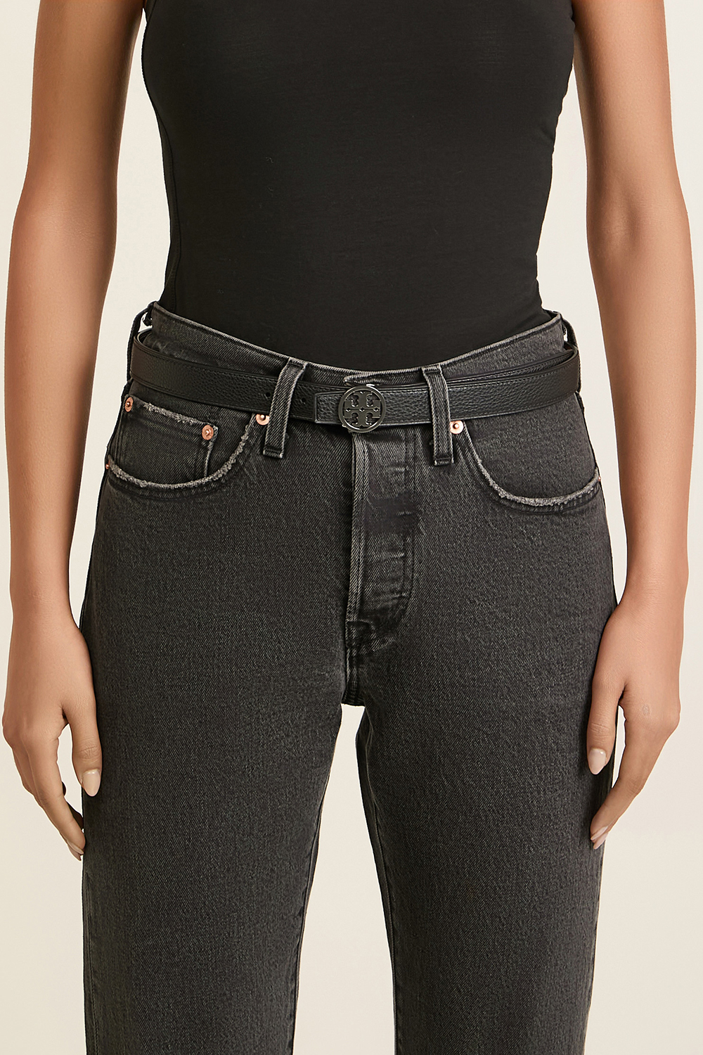 תמונת כל הלוק של חגורה מילר דו צדדית TORY BURCH